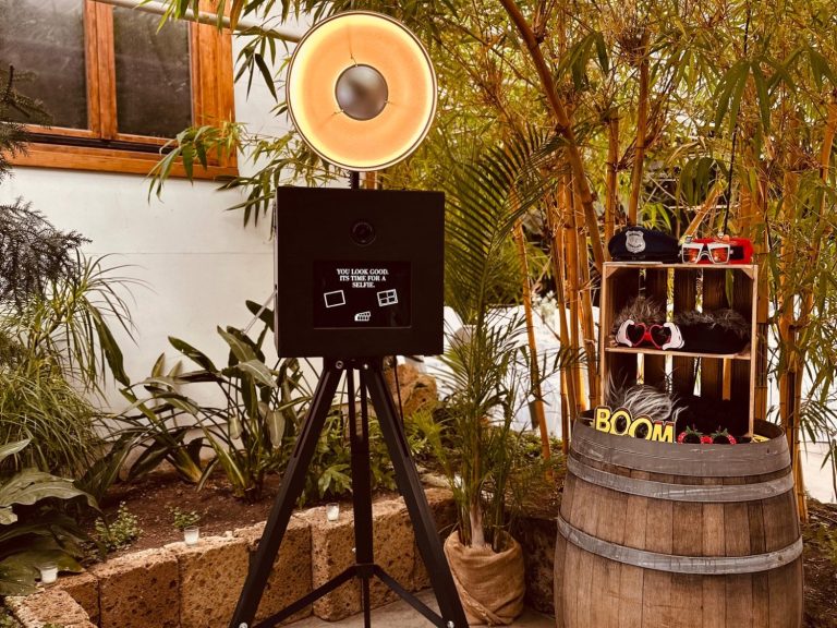 Premium Fotobox mit Ringlicht auf Stativ und Fass voller Requisiten bei einer Veranstaltung in Tübingen Premium Fotobox mit Studioblitz – Event in Tübingen